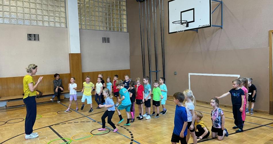 Kinder im Turnsaal