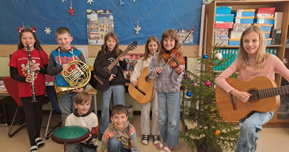 Kinder mit ihren Instrumenten