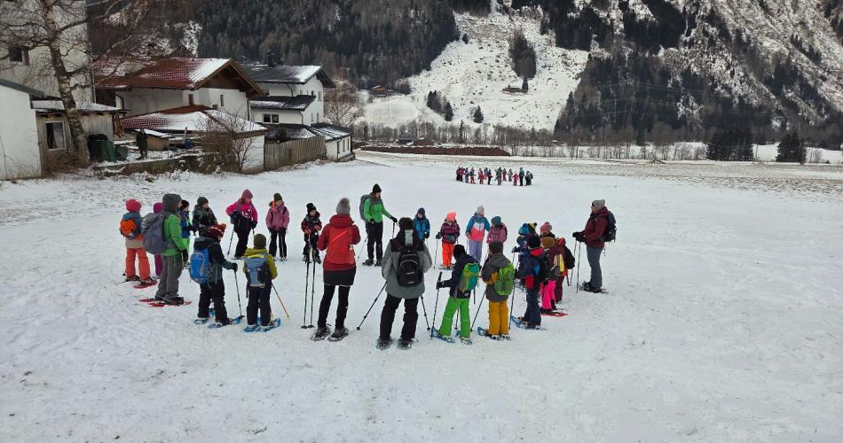 Kinder beim Schneeschuhwandern