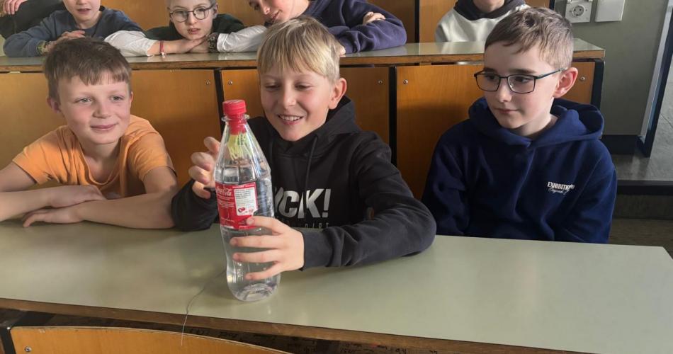 Kinder im Chemiesaal