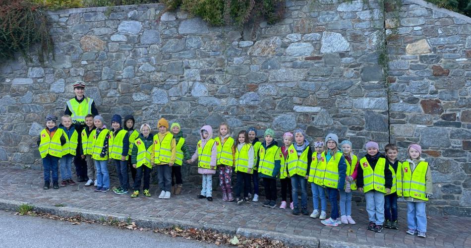 Kinder marschieren in Zweierreihe