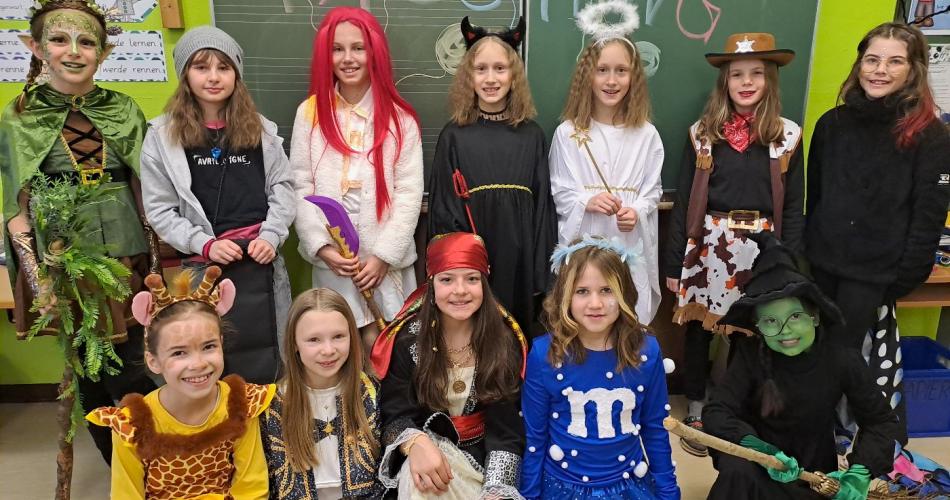 Kinder in Faschingskostümen