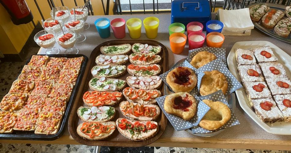 Gesunde Jause (Brötchen, Obstspieße, Apfelkuchen, Joghurts, Obstmilch...)