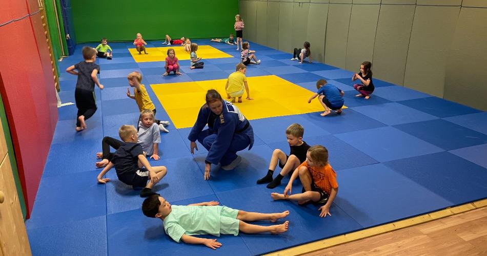 Abrollübungen im Judoraum