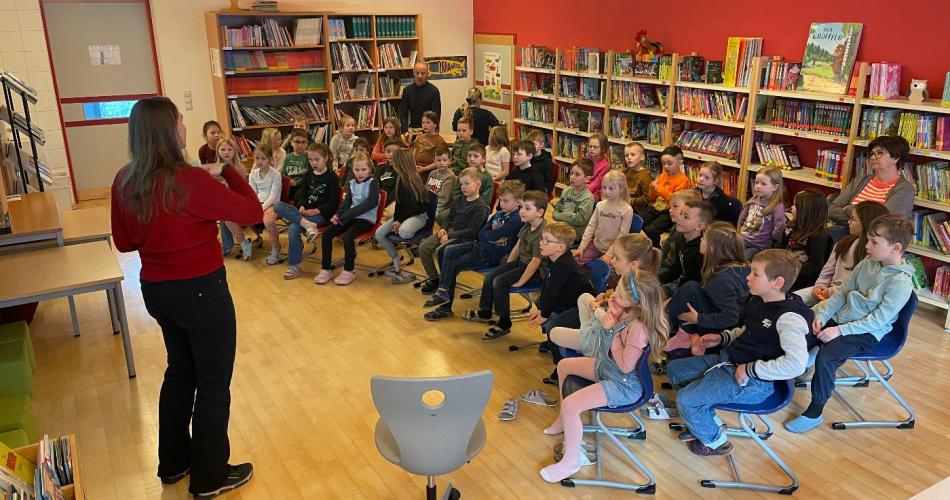 Die Kinder der 1a hören Autorin Ruth zu, die ihre Geschichte Otto Oktopus vorliest.