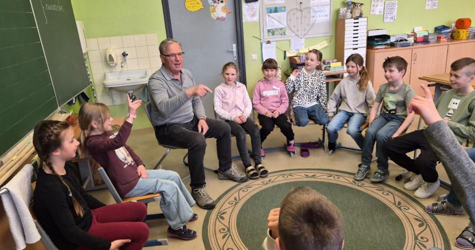 Den Kindern wird eine Geschichte vorgelesen.