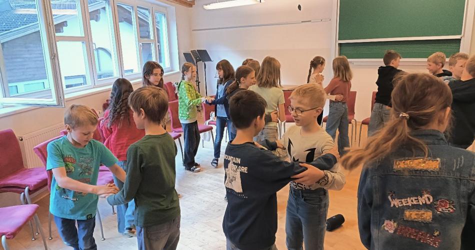 Die Kinder lernen den Boarischen Tanz.