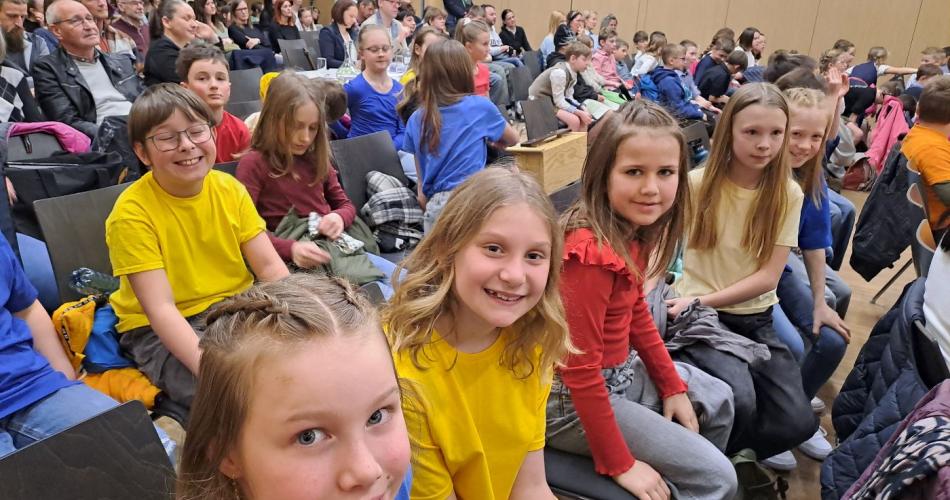 Die Chorkinder warten auf ihren Auftritt.