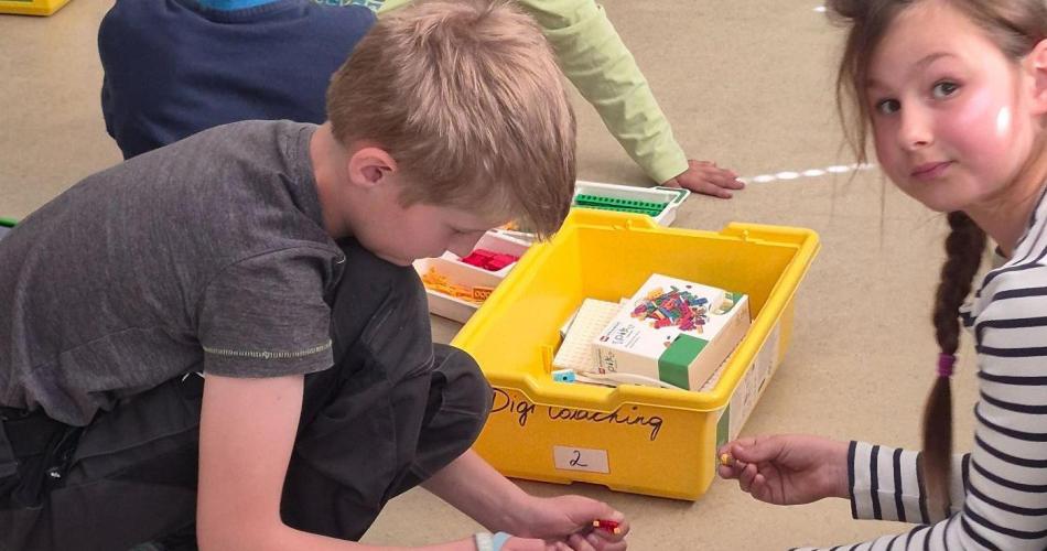 Die Kinder bauen Roboter.