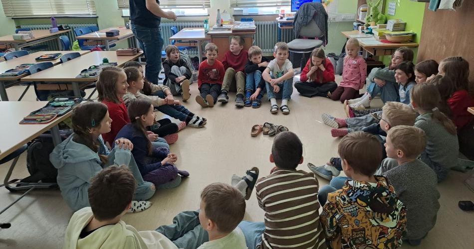 VS-Kinder mit Kindergartenkindern in der Klasse bei einem Spiel