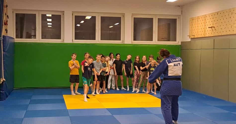 Kinder machen Judoübungen mit Stefanie Rainer.