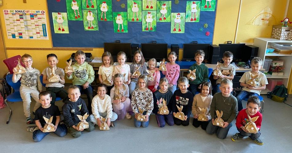 Die Kinder der 1a-Klasse bekamen Besuch vom Osterhasen.