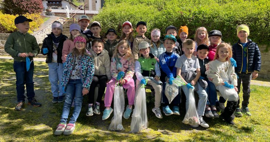 Kinder beim Müll sammeln