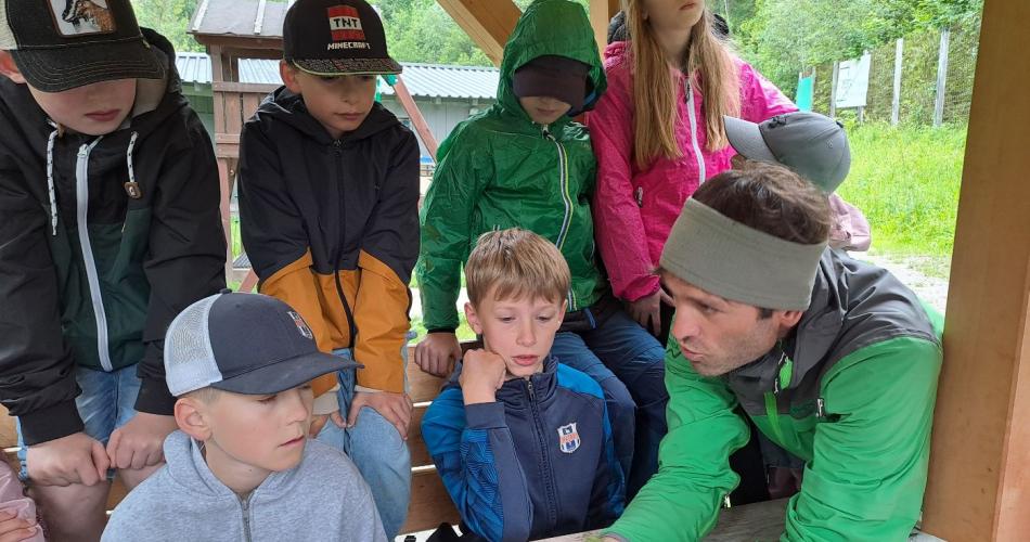 Nationalparkranger erklärt den Kindern verschiedene Kräuter.