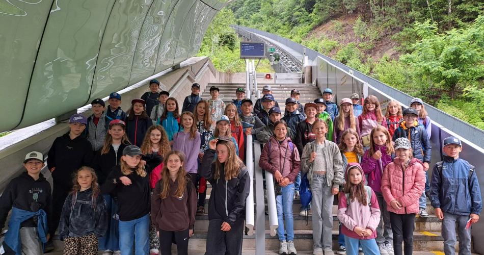 Gruppenfoto auf den Stufen vom Ausstieg bei der Hungerburgbahn Station Alpenzoo