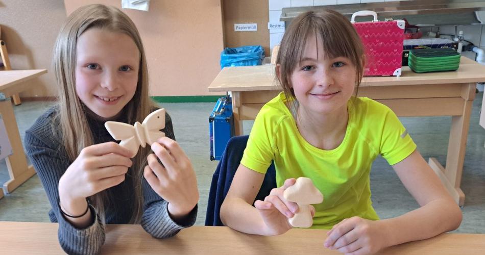 Kinder mit ihren Werkstücken aus Holz - Schmetterling, Pilz