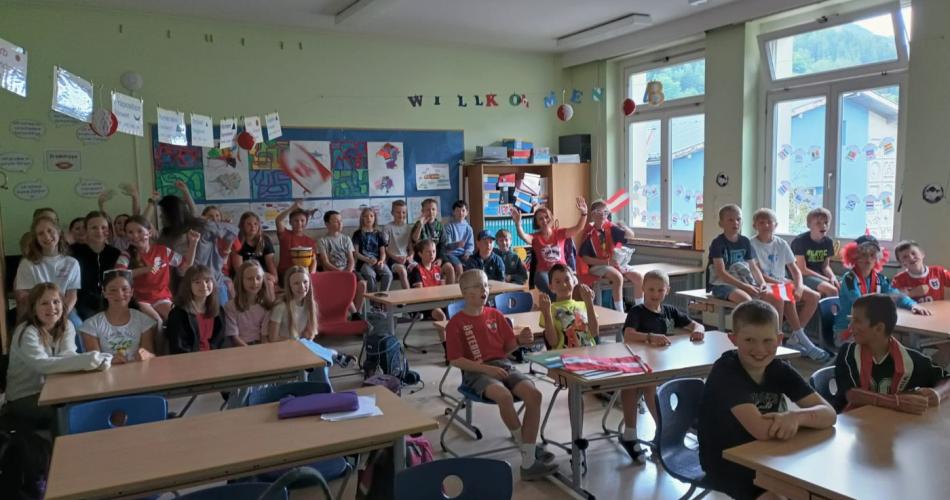 Die Kinder der 4. Klassen sehen gemeinsam den Start der Fußball WM an.