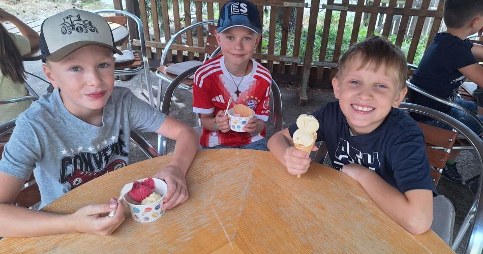 Die Kinder der 2b beim Eisessen.
