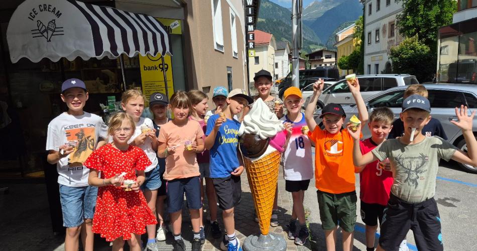 Die Kinder der 3a mit ihren Eisbechern und Eistüten.