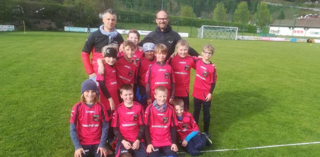 Kinder mit Lehrperson Markus Wernisch