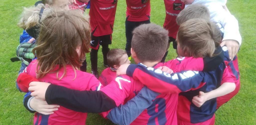 Kinder stehen im Kreis