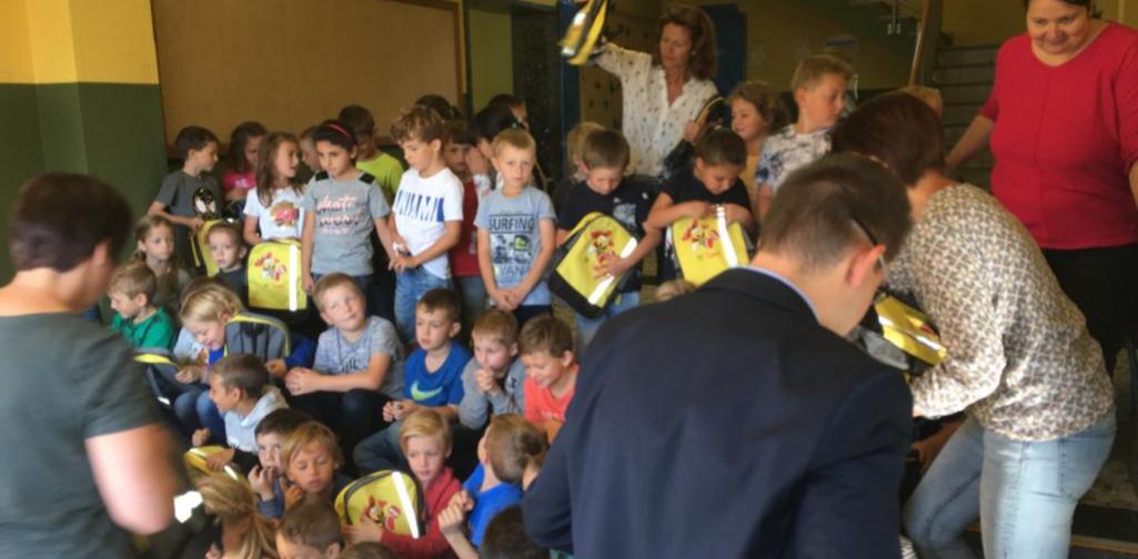 Kinder erhalten Sumsi-Rucksäcke