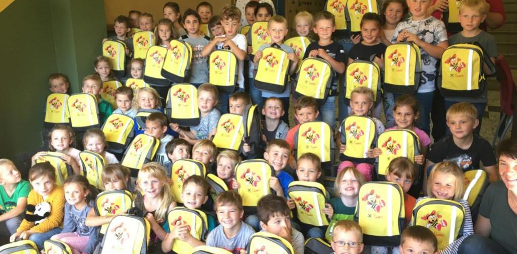 Kinder halten Sumsi- Rucksäcke in ihrer Hand 1