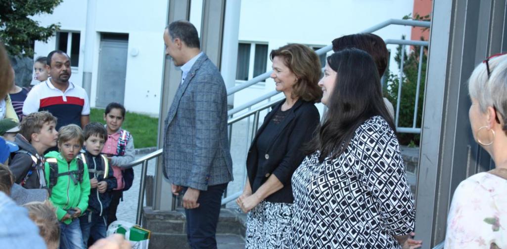 Direktor begrüßt Erstklässler