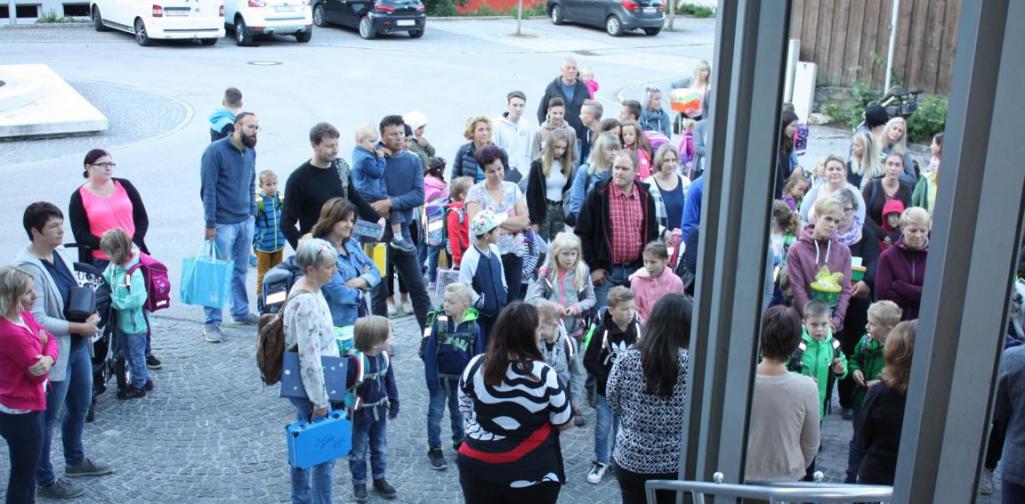 Erstklässler warten vor dem Schuleingang