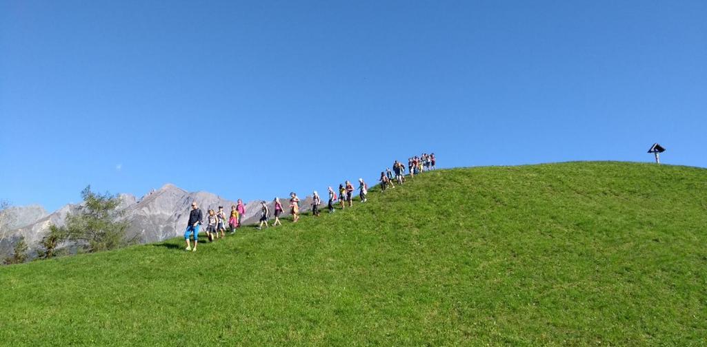Kinder gehen über Hang