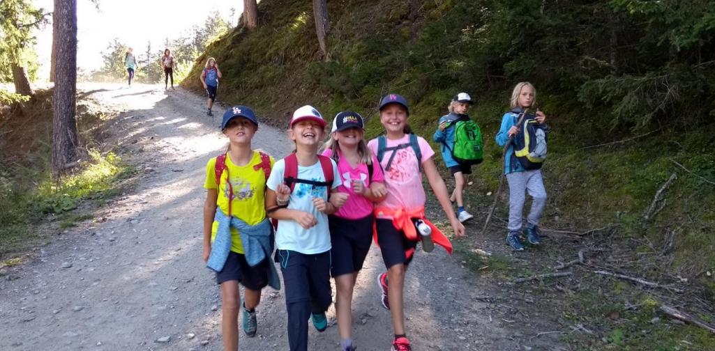 Kinder gehen auf Weg